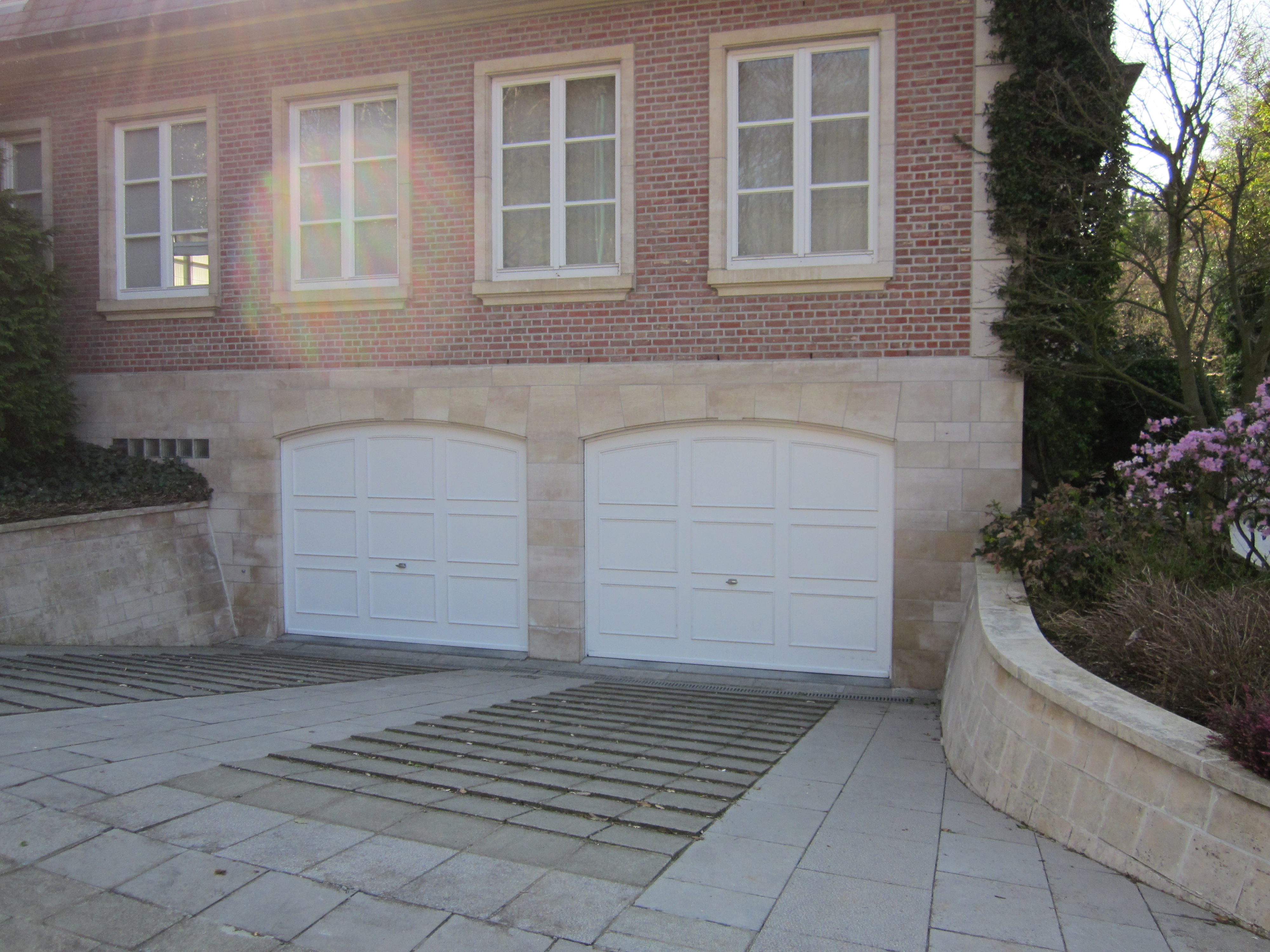 Porte basculante non débordante