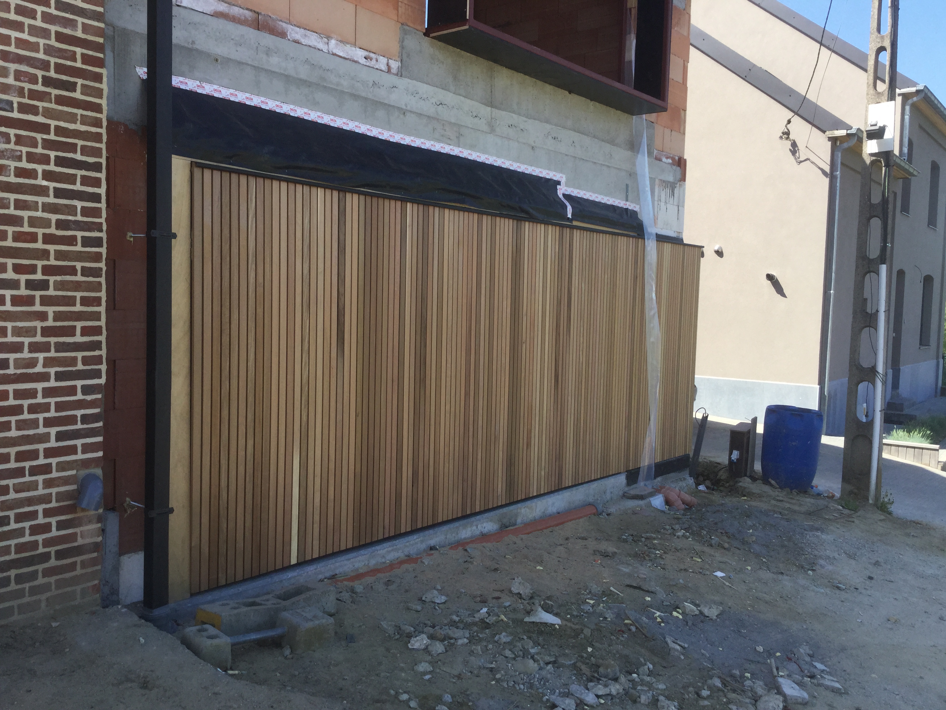 Porte basculante non débordante