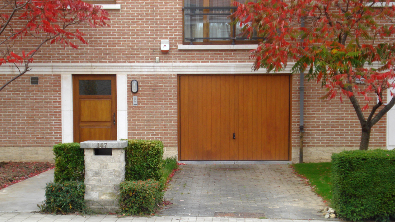 Porte basculante débordante