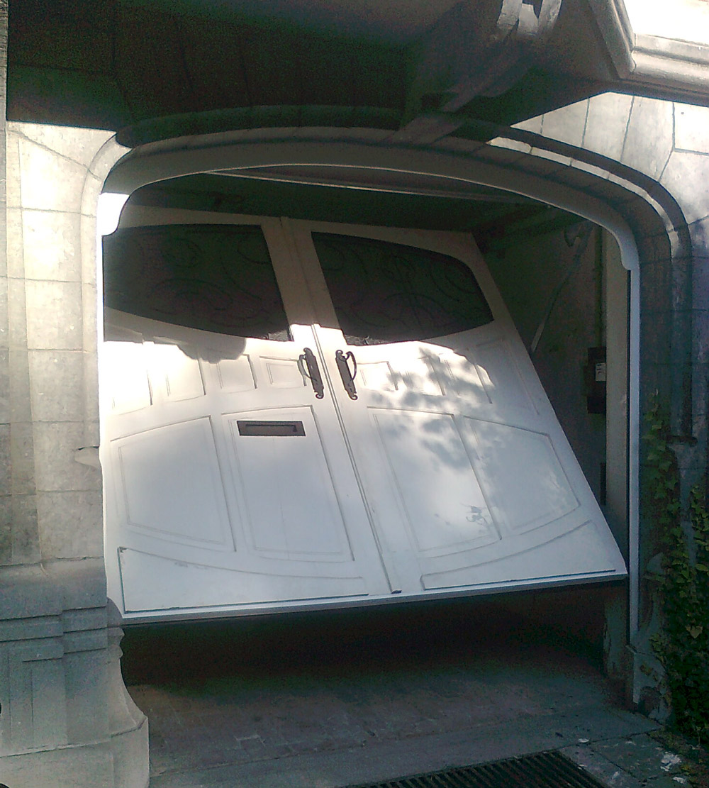 Porte basculante non débordante